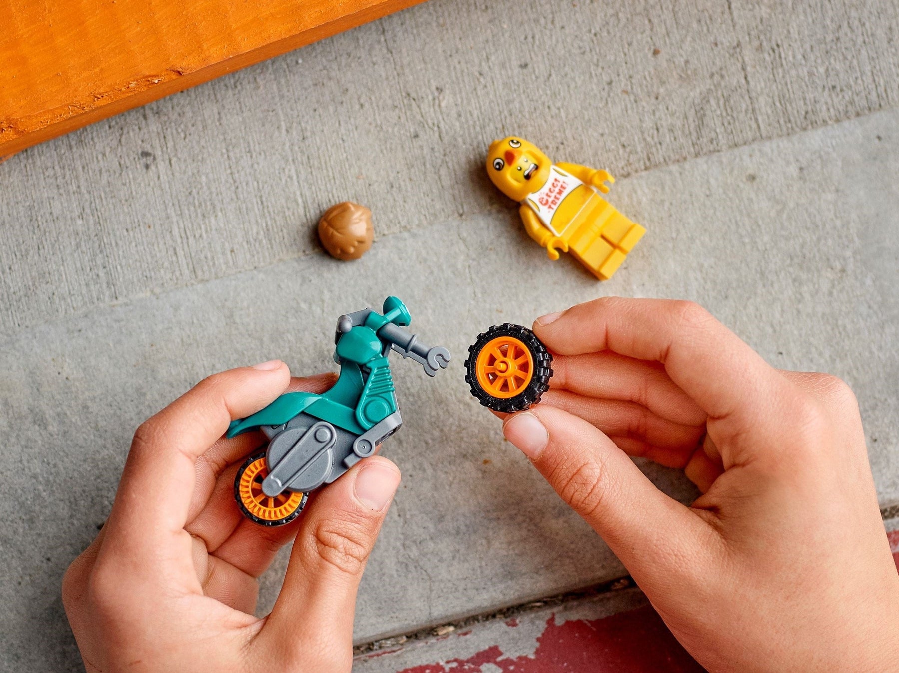 LEGO 60310 Chicken Stunt Bike: Clemmons' Flywheel Motorcycle Toy - SuperSaverAU - view 3