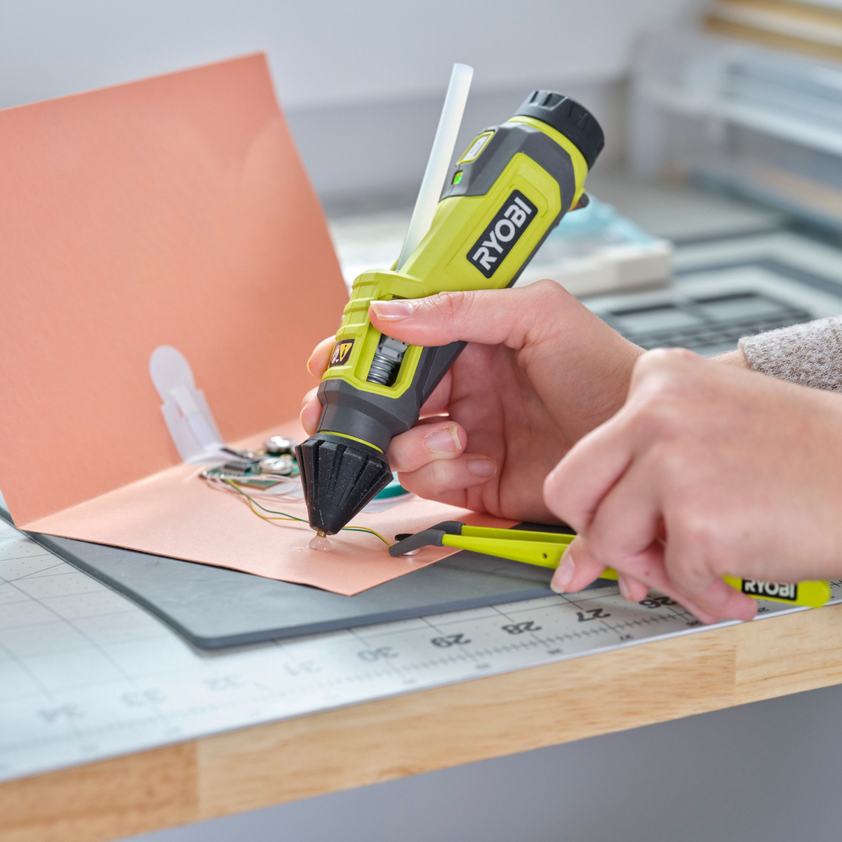 Ryobi USB Lithium Glue Pen Kit - 2Ah - 3 Glue Sticks - 30 Sec Heat-Up - SuperSaverAU - view 5