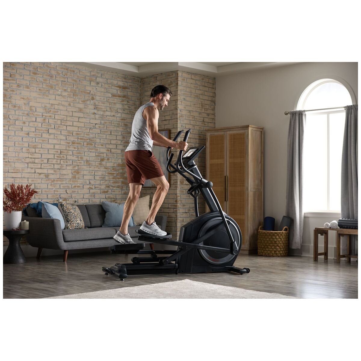 ProForm Carbon EL elliptical - 18 levels of silent magnetic resistance - 20 degree ramp - PFEL55925-INT