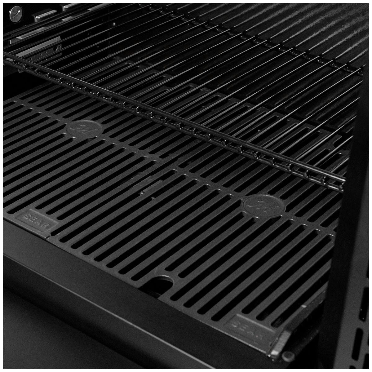 Masterbuilt Gravity Series 600 Digital Charcoal Smoker BBQ - App Control, Black - MB20041423