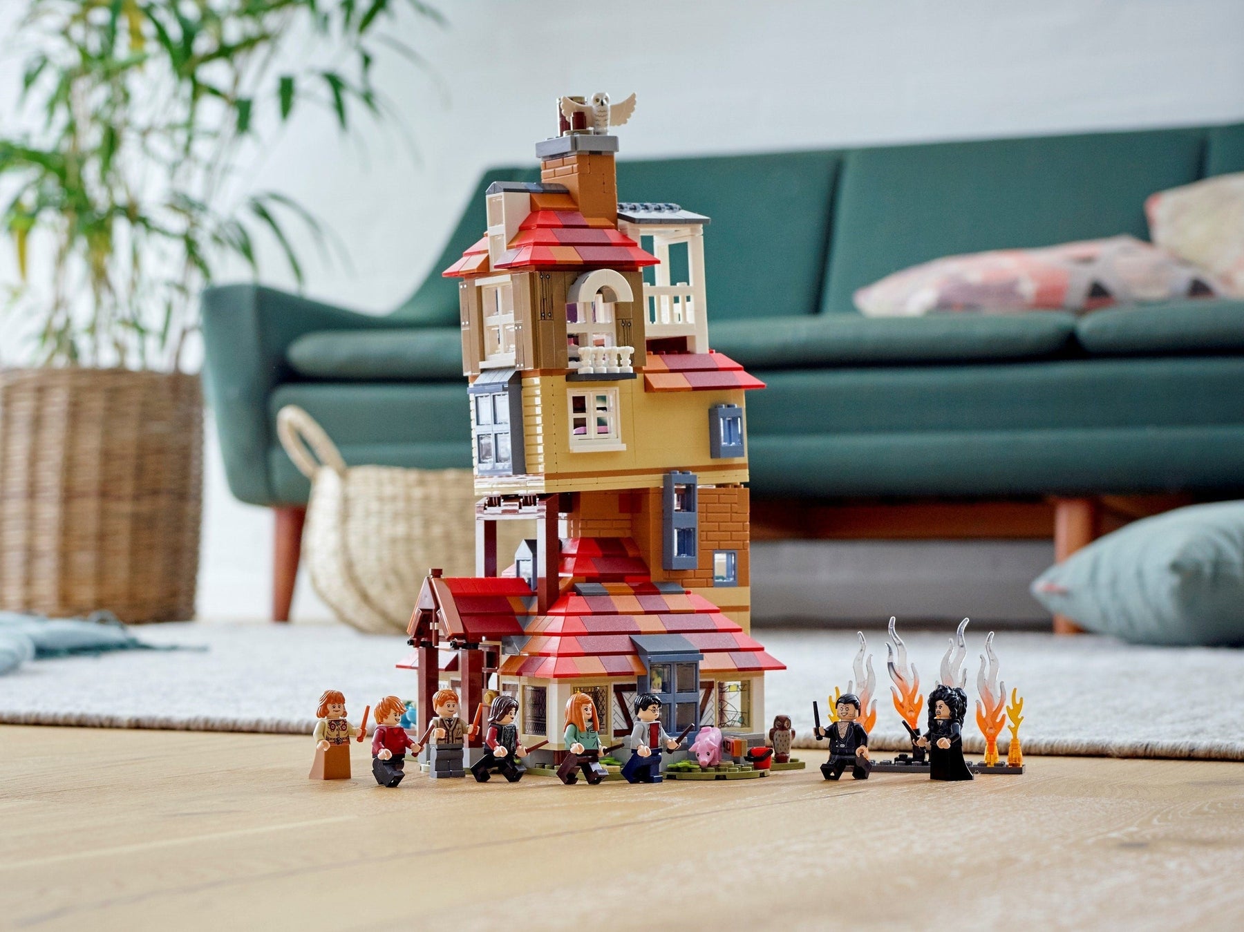 LEGO 75980 Attack on the Burrow - Weasley House Playset - SuperSaverAU - view 3