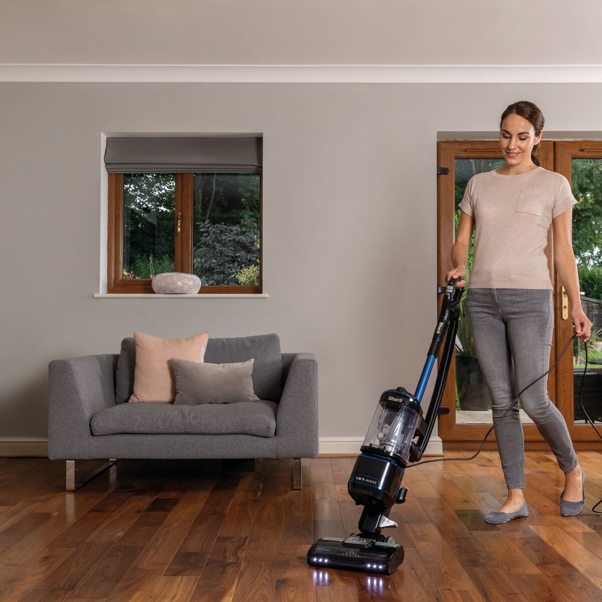Shark Lift-Away upright vacuum cleaner - 1.2L dust cup, HEPA filtration, 750W - NV602