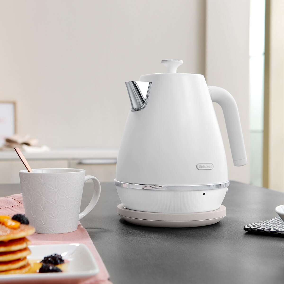 DeLonghi Distinta Moments Kettle 1.7L - White, 2000W, Water Level Indicator, Cable Storage - KBIN2001W