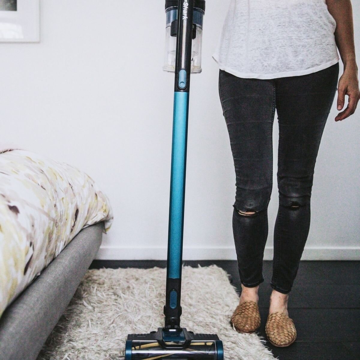 Shark Cordless Stick Vacuum - Self-Cleaning Brushroll - Anti-Allergen Complete Seal - IZ102