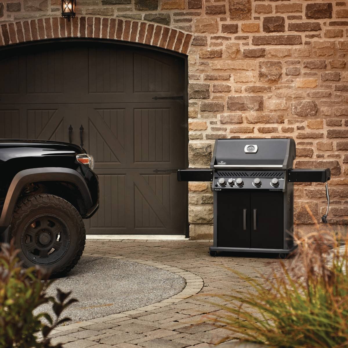 Napoleon Rogue XT 525 Natural Gas 4 Burner BBQ - Black - Infrared Side Burner - RXT525SIBNK-1-AU