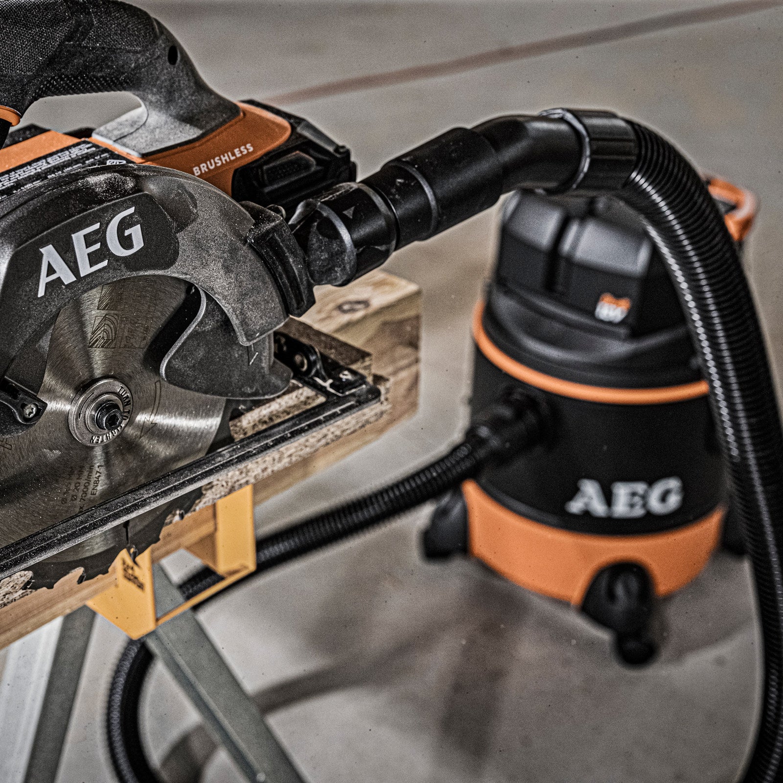 AEG Dual 18V 20L Cordless Wet & Dry Dust Extractor Skin AP218E2-0