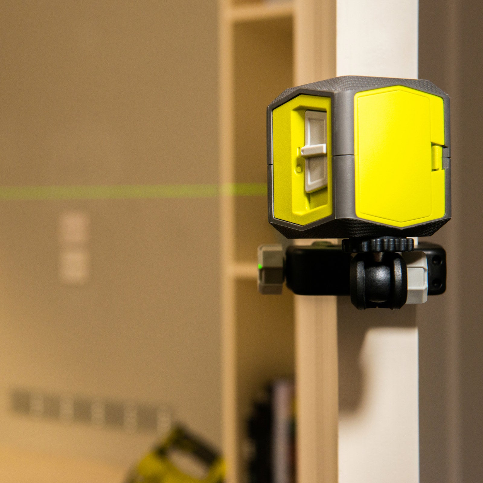 Ryobi 15m Green Cross Line Laser - Self-Levelling (RLL15GN)