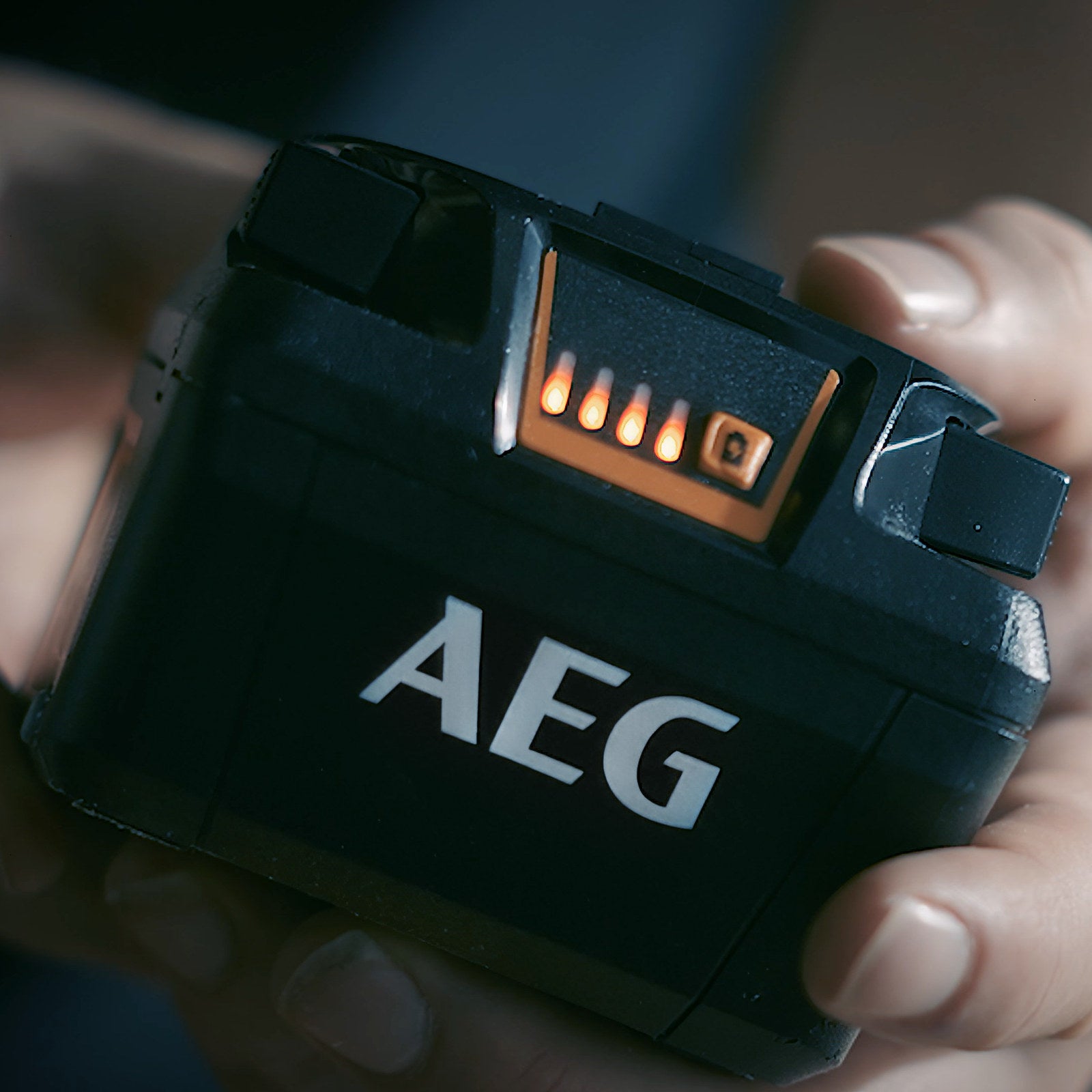 AEG 18V 8.0Ah Force HD Starter Kit, Battery + Fast Charger A18OSK18