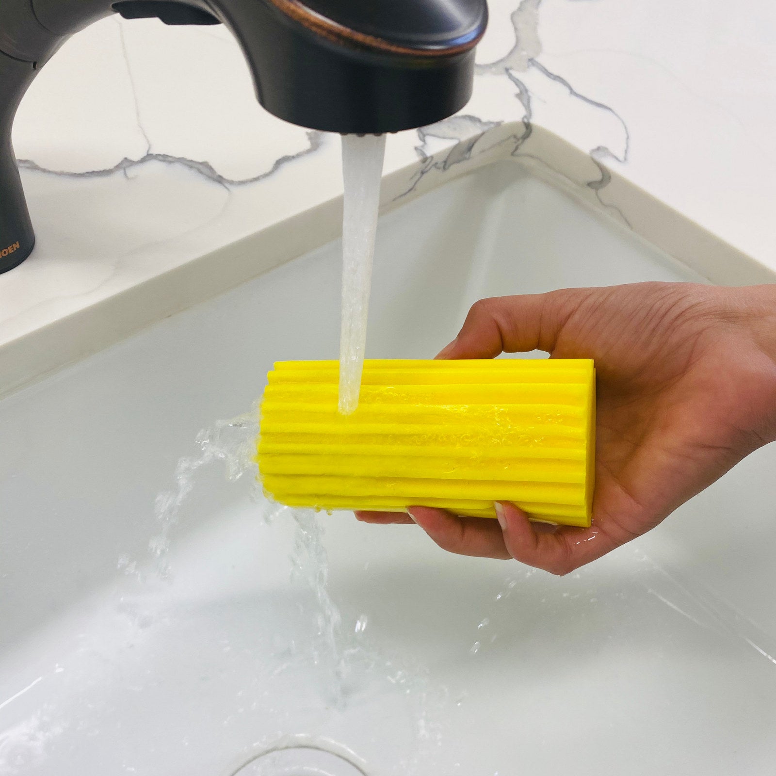 Scrub Daddy Damp Duster, Reusable Dust-Trapping Duster, 1 Pack