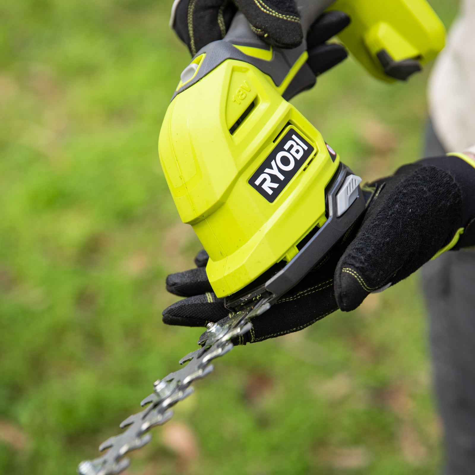 Ryobi 18V ONE+ Hedge and Grass Shears Cordless Kit, 200mm Blade, 2.0Ah R18HTR132