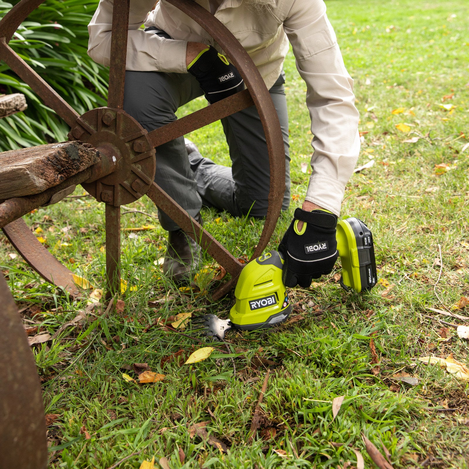 Ryobi 18V ONE+ Cordless 200mm Hedge & Grass Shears R18HTR130, Tool Only