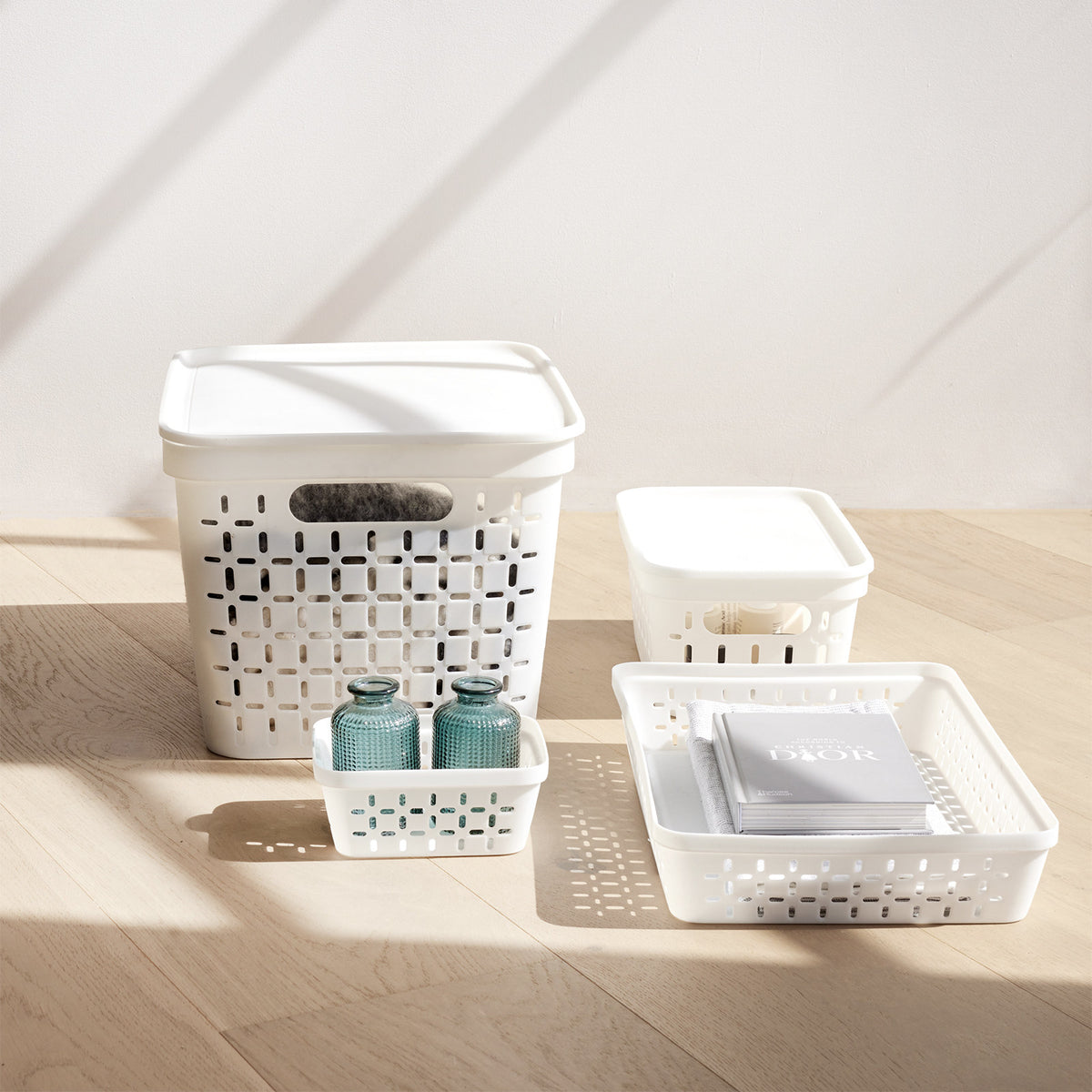 Boxsweden Kept 26 x 17.5 x 12.5cm 4.3L Small White Storage Basket with Lid