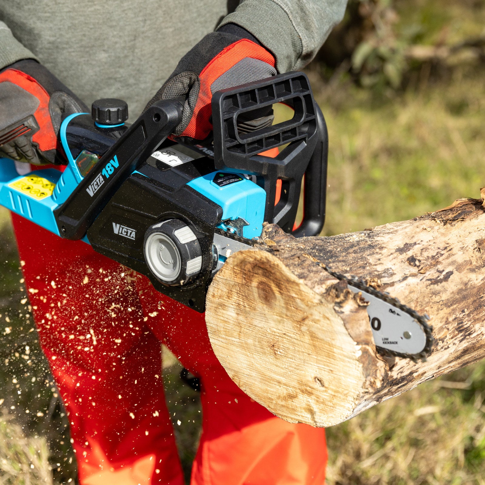 Victa 18V Cordless Li-ion Chainsaw Kit 220mm Bar with 5.0Ah Battery and Charger 1697203