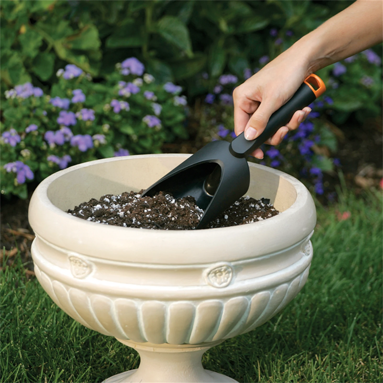 Fiskars Nyglass Potting Scoop, Black, One-Piece with Hang Hole