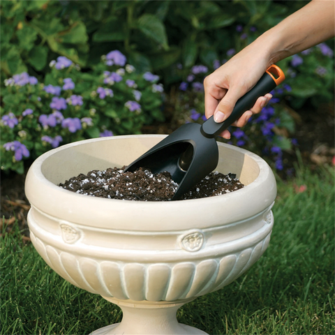 Fiskars Nyglass Potting Scoop, Black, One-Piece with Hang Hole