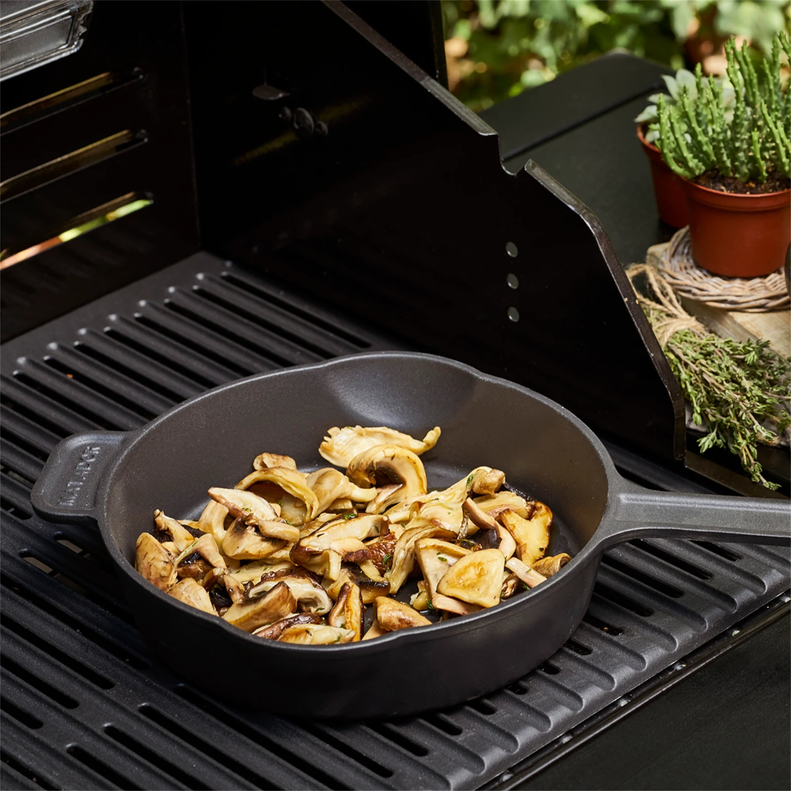 Matador Enamelled Cast Iron Skillet 25.6cm - Dual Handle BBQ & Kitchen Pan