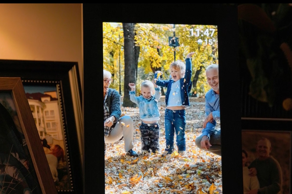 Kogan 10.1" Wi-Fi Digital Photo Frame with Frameo App - 32GB,Black - SuperSaverAU - view 3