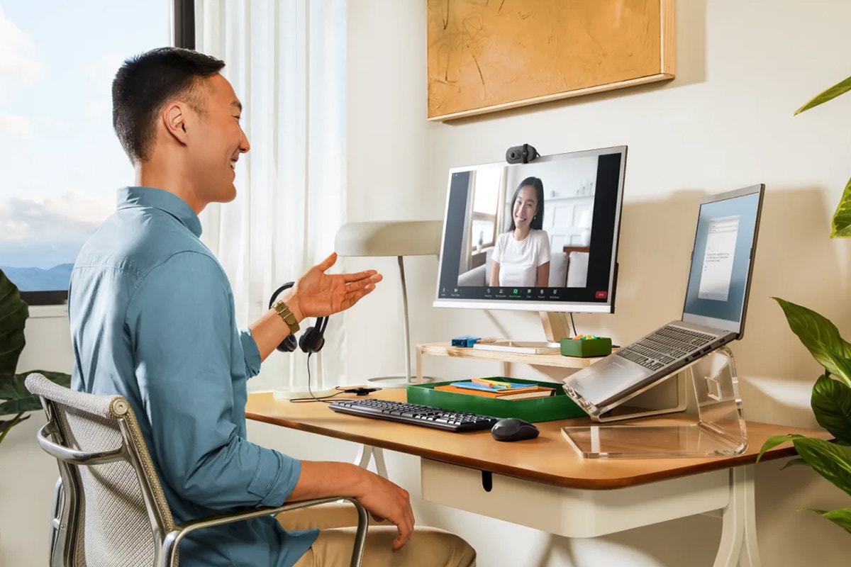 Logitech Brio 100 Webcam (Graphite)