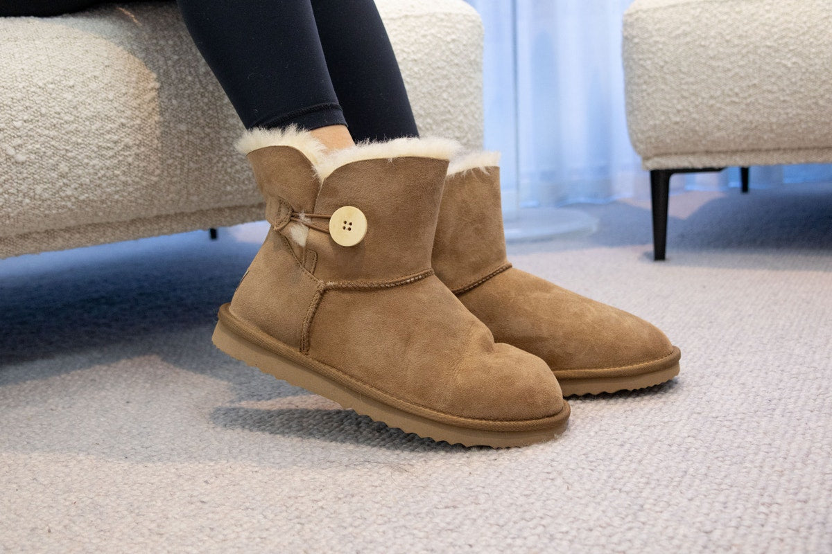 UGG Outback Premium Australian Sheepskin Short Button Boot (Chestnut, Size 13M/14W US)
