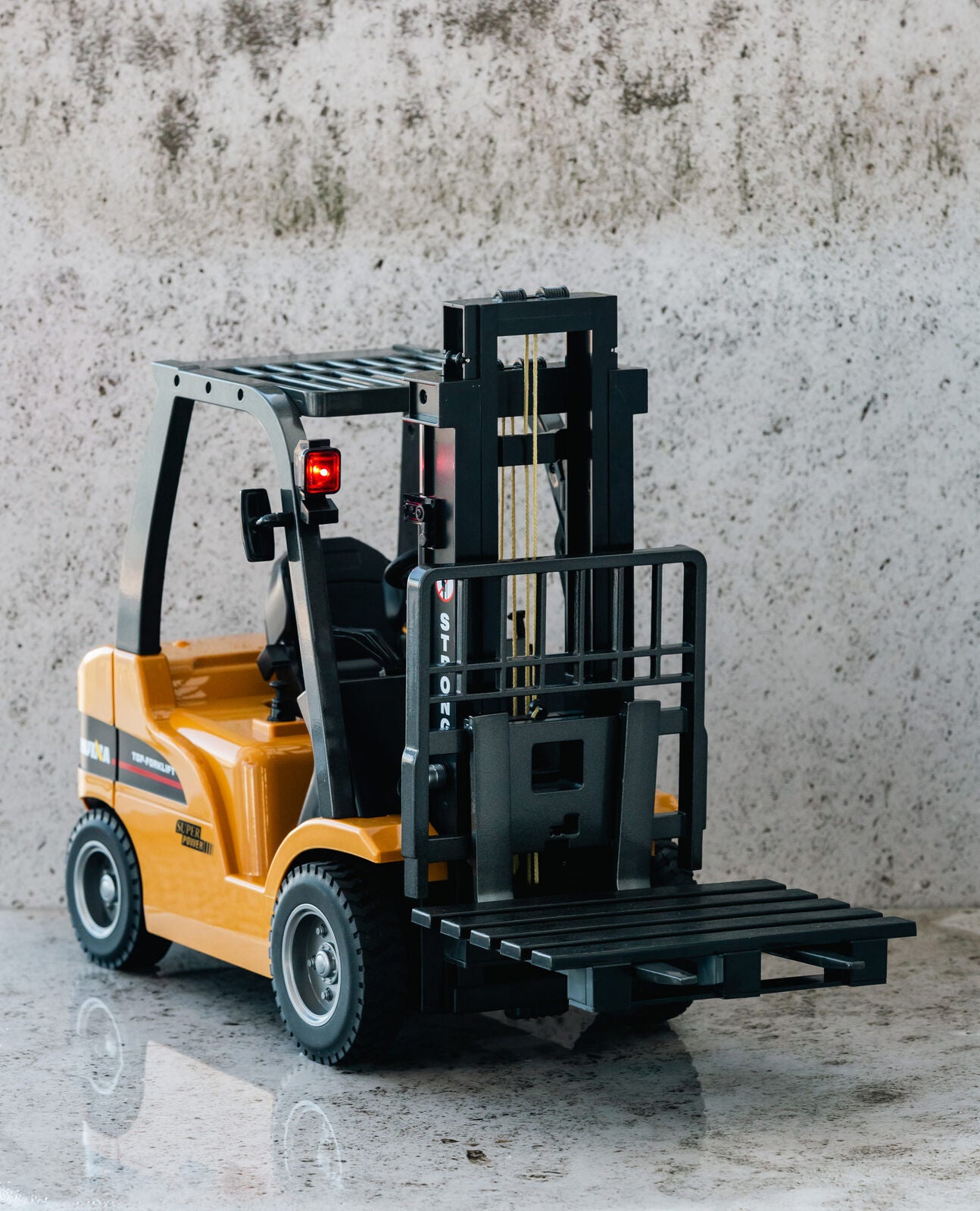 Metal Remote Control Forklift 1:10 Scale 2.4G with Lifting Function - SuperSaverAU - view 3