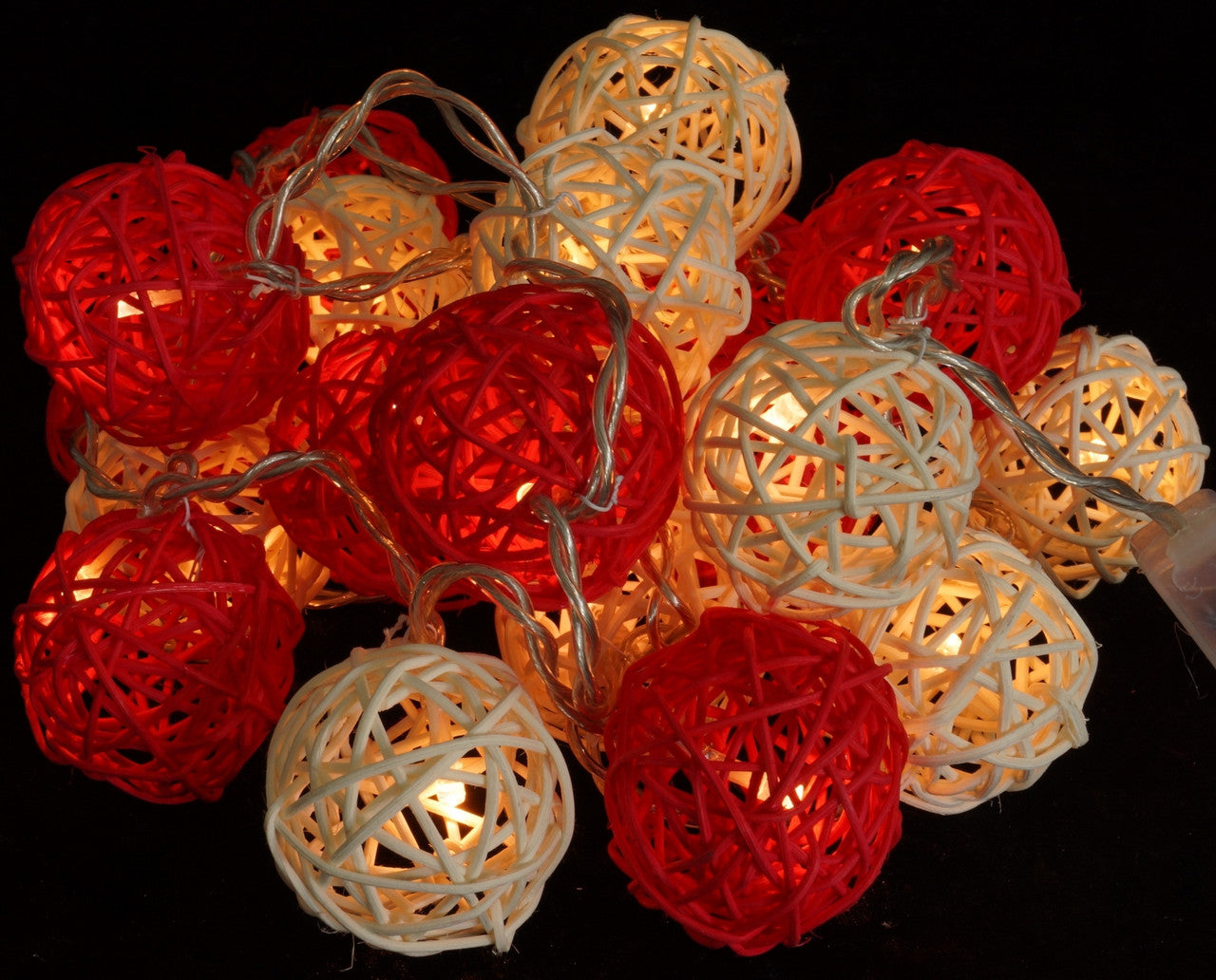 1 Set of Red and White5cm Rattan Cane 20 Ball Battery Powered 3m String Lights Christmas Gift Home Wedding Party Bedroom Decoration Table Centrepiece - SuperSaverAU - view 4