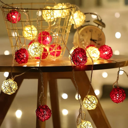 1 Set of Red and White 5cm Rattan Cane 50 Ball Battery Powered LONG 5m String Lights Christmas Gift Home Wedding Party Bedroom Decoration Table Centrepiece
