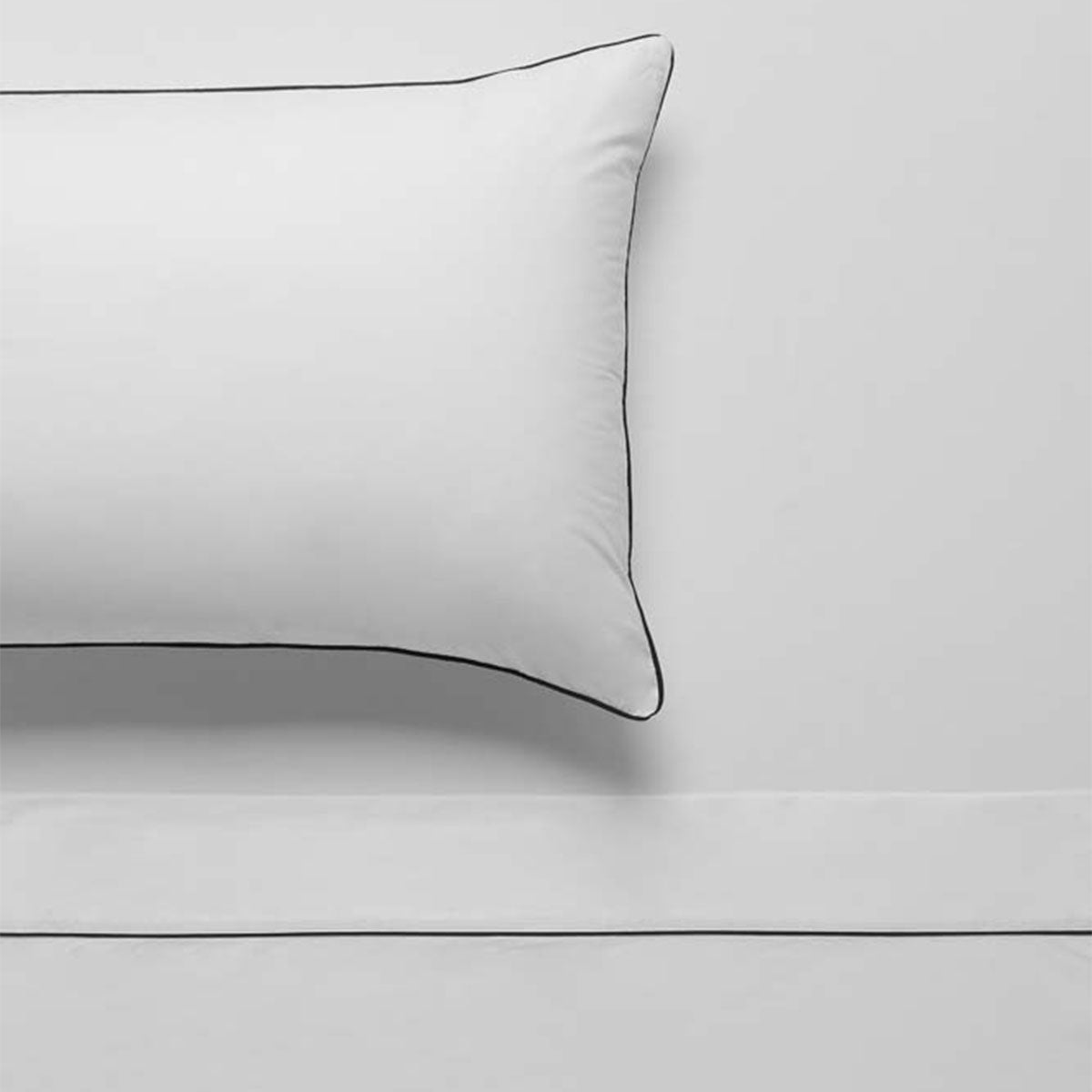Accessorize Luxury Hotel Bedding 100% Cotton Sheet Set Queen - White/Black Piped - SuperSaverAU - view 1