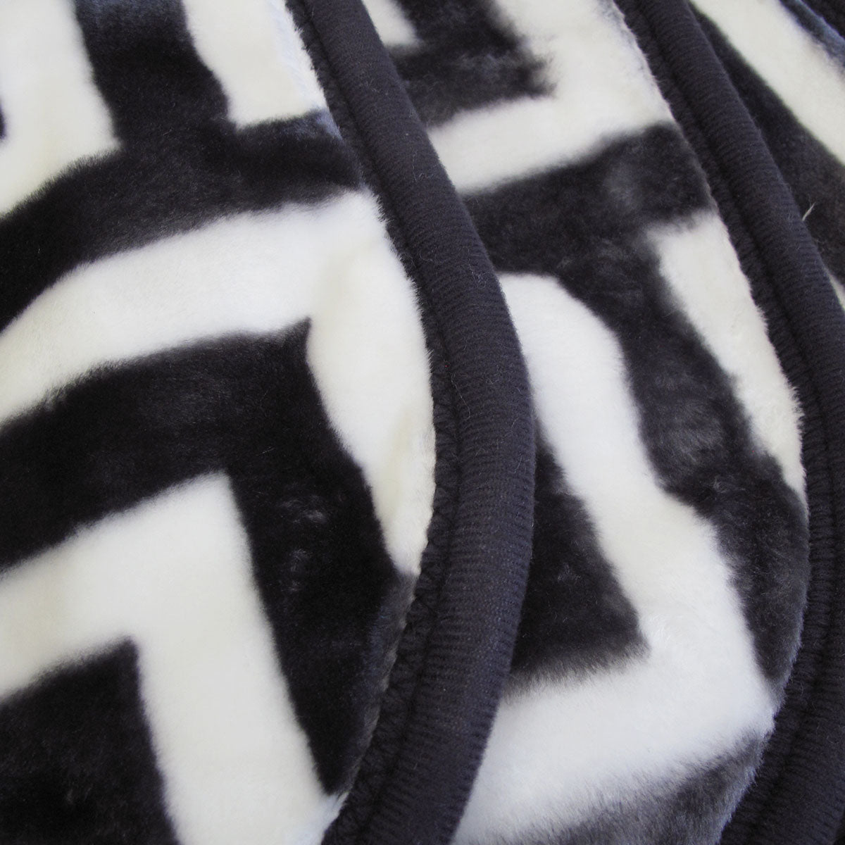 Bloomington 800GSM Greek Key Charcoal Winter Mink Blanket King - 1 Ply