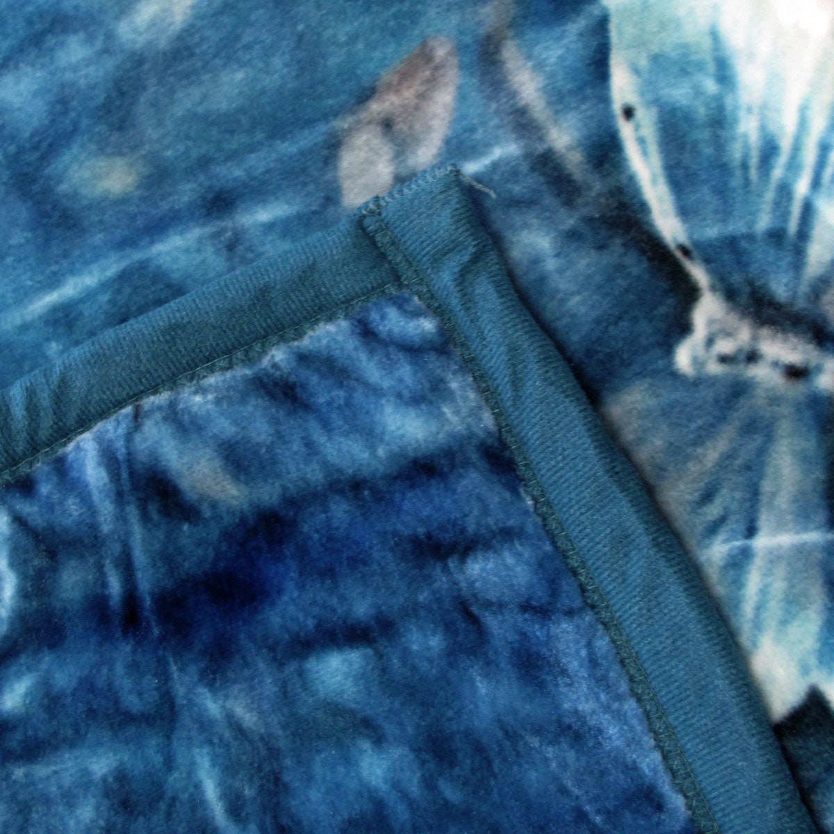 800GSM Luxury Reversible Animal Pattern Mink Blanket Queen 200 x 240 cm Pretty Peacock Blue - SuperSaverAU - view 2