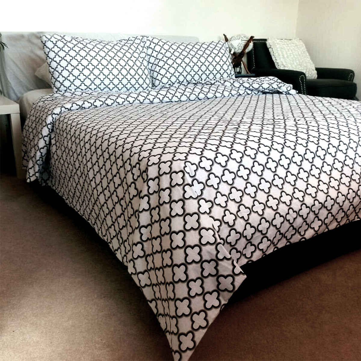 Mia White 100% Cotton Quilt Cover Set Queen - Quatrefoil Print, 180TC - SuperSaverAU - view 1