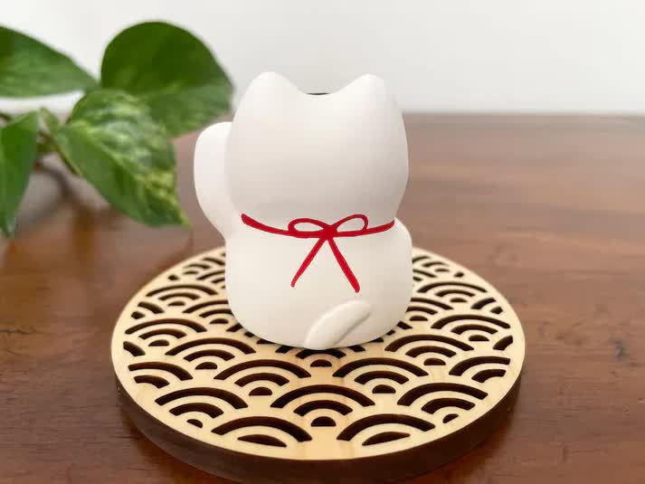 White Maneki Neko Lucky Cat Okimono Ornament 5x4.5cm