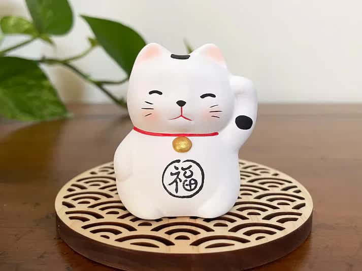 White Maneki Neko Lucky Cat Okimono Ornament 5x4.5cm