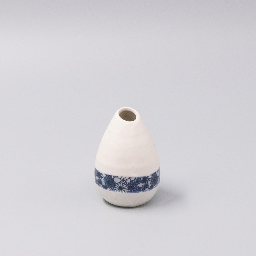 White Yuzen Pinecone Vase 10cm Decorative Mini Floral Display