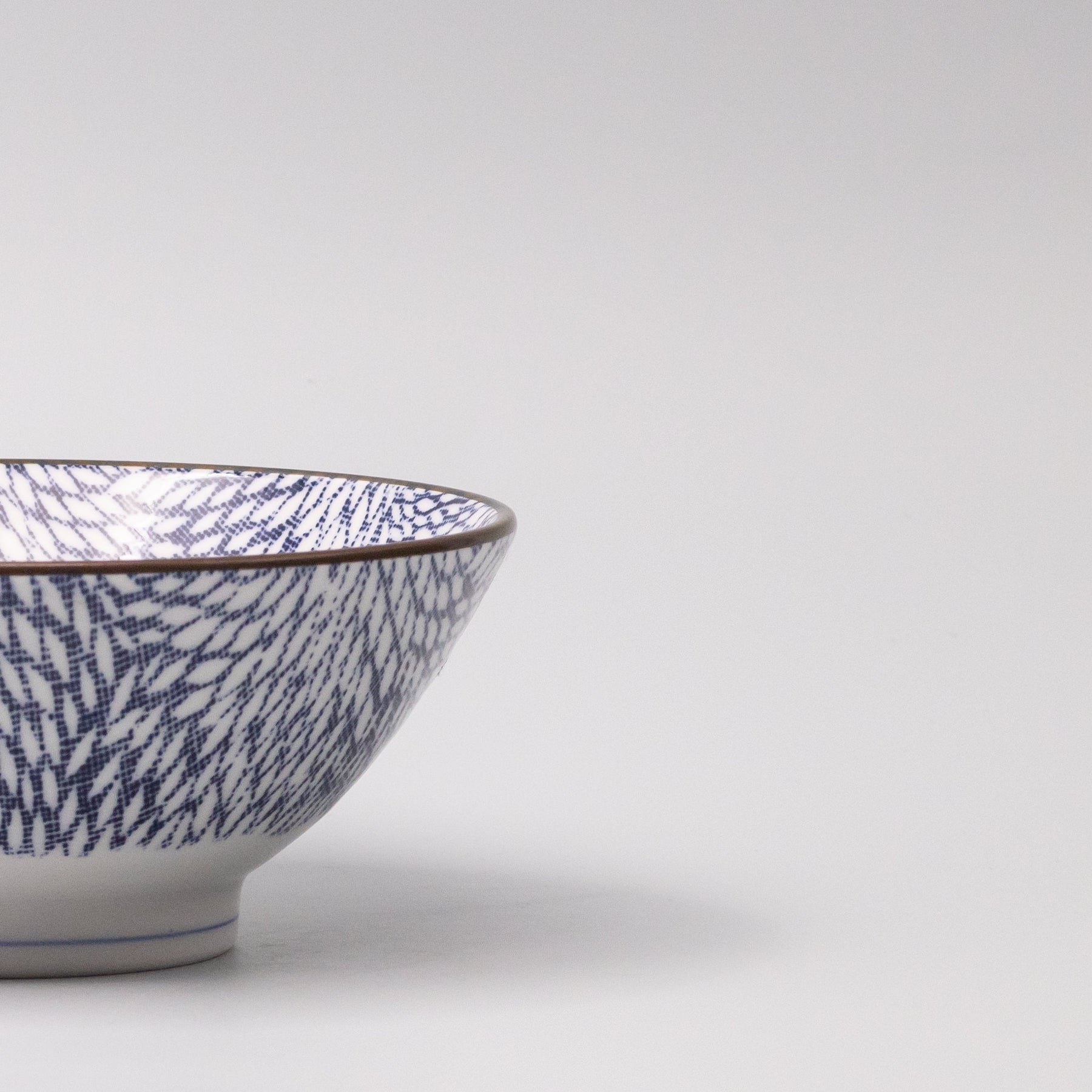 Premium Udon Bowl – Light Brown Chrysanthemum Design 17.5cm