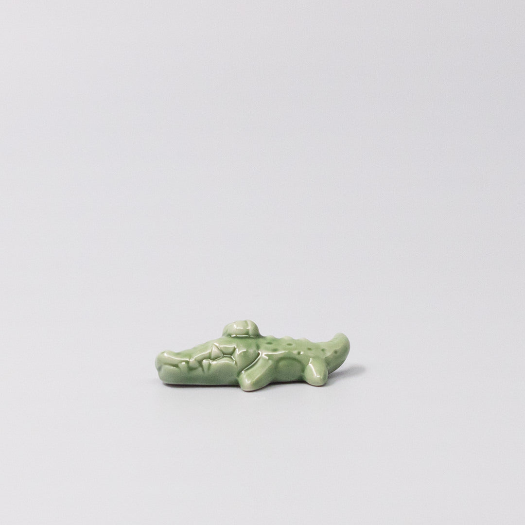 Premium Chopstick Rest – Green Alligator Tableware Accessory