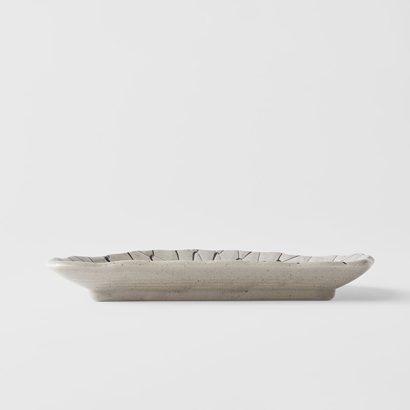 Premium D-Shaped Plate – White Grey Net Design 21cm