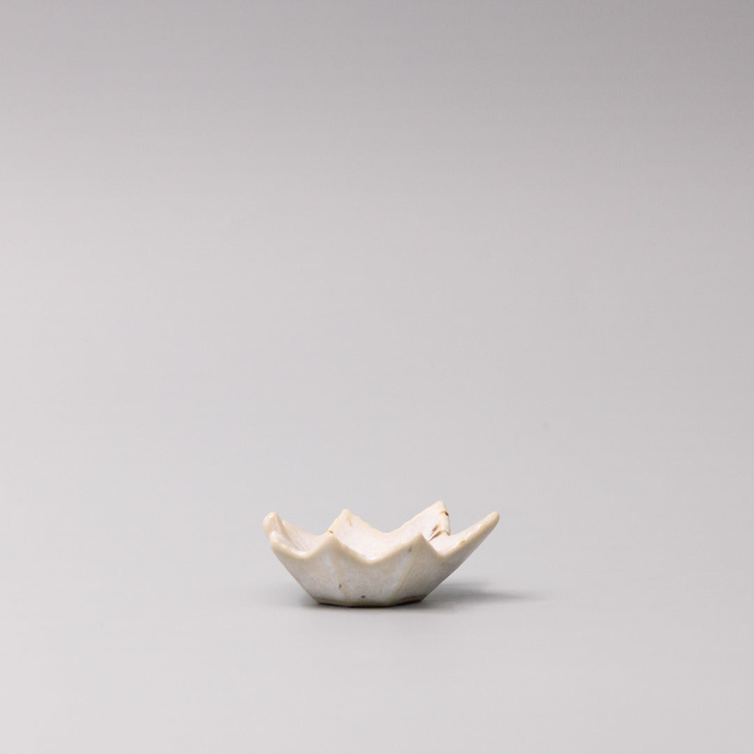 Premium Ceramic Maple Leaf Sauce Dish – White Ivory Fleck 6cm, 6ml