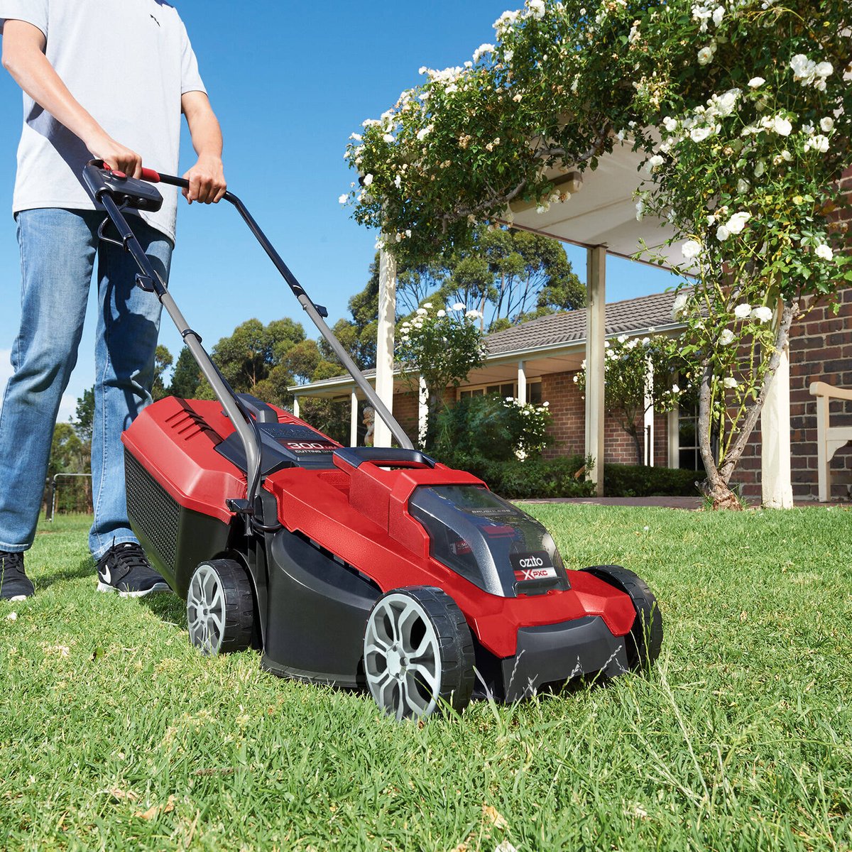 Ozito Brushless Lawn Mower - 300mm - 4.0Ah Battery - Lightweight
