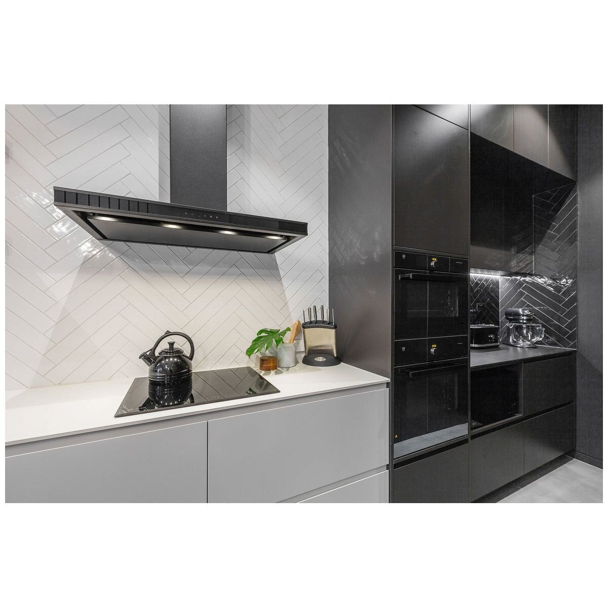 Schweigen 90cm Wall Mounted Canopy Rangehood - Black - 900m³/h - Perimeter Aspiration - DS3326B-9STPAK