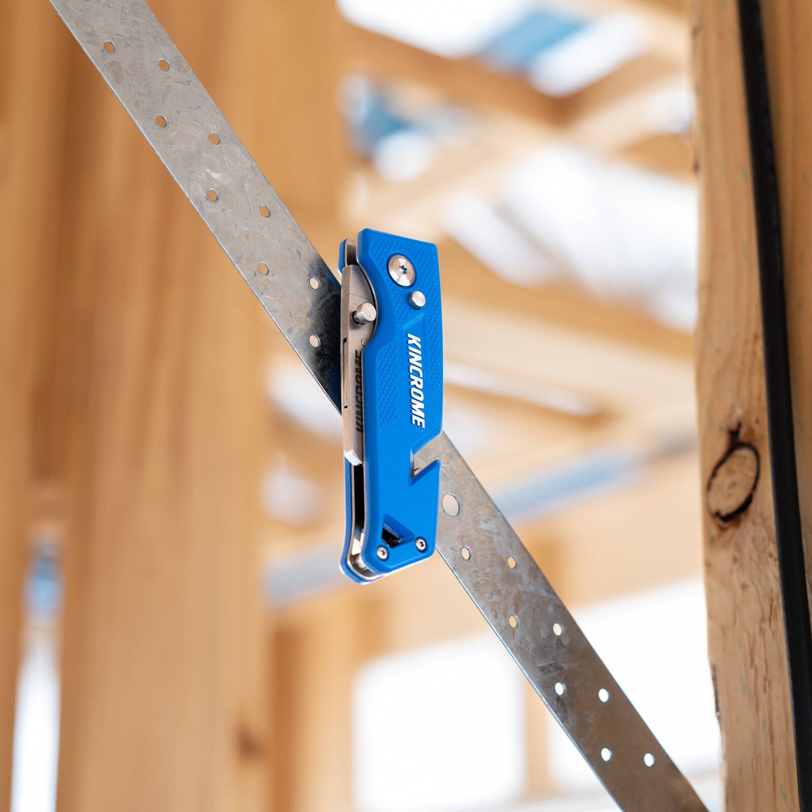 Kincrome Magnetic Folding Utility Knife - Aluminium Housing, 20mm Blade, Lockable