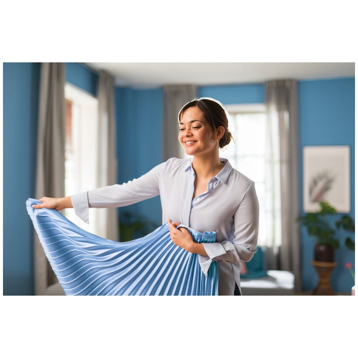 Philips 3000 Series stand garment steamer - 2000W, 2L tank, tilting StyleBoard, black - STE3170-80