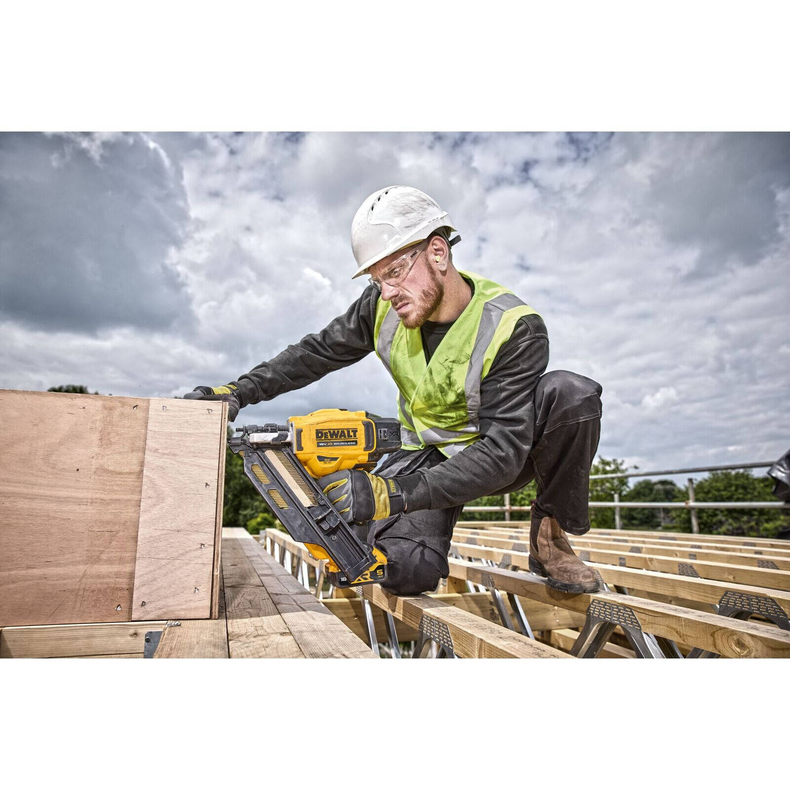 DeWALT 18V XR 33 Degree 90mm Cordless Brushless Framing Nailer Bare Unit DCN930N-XJ