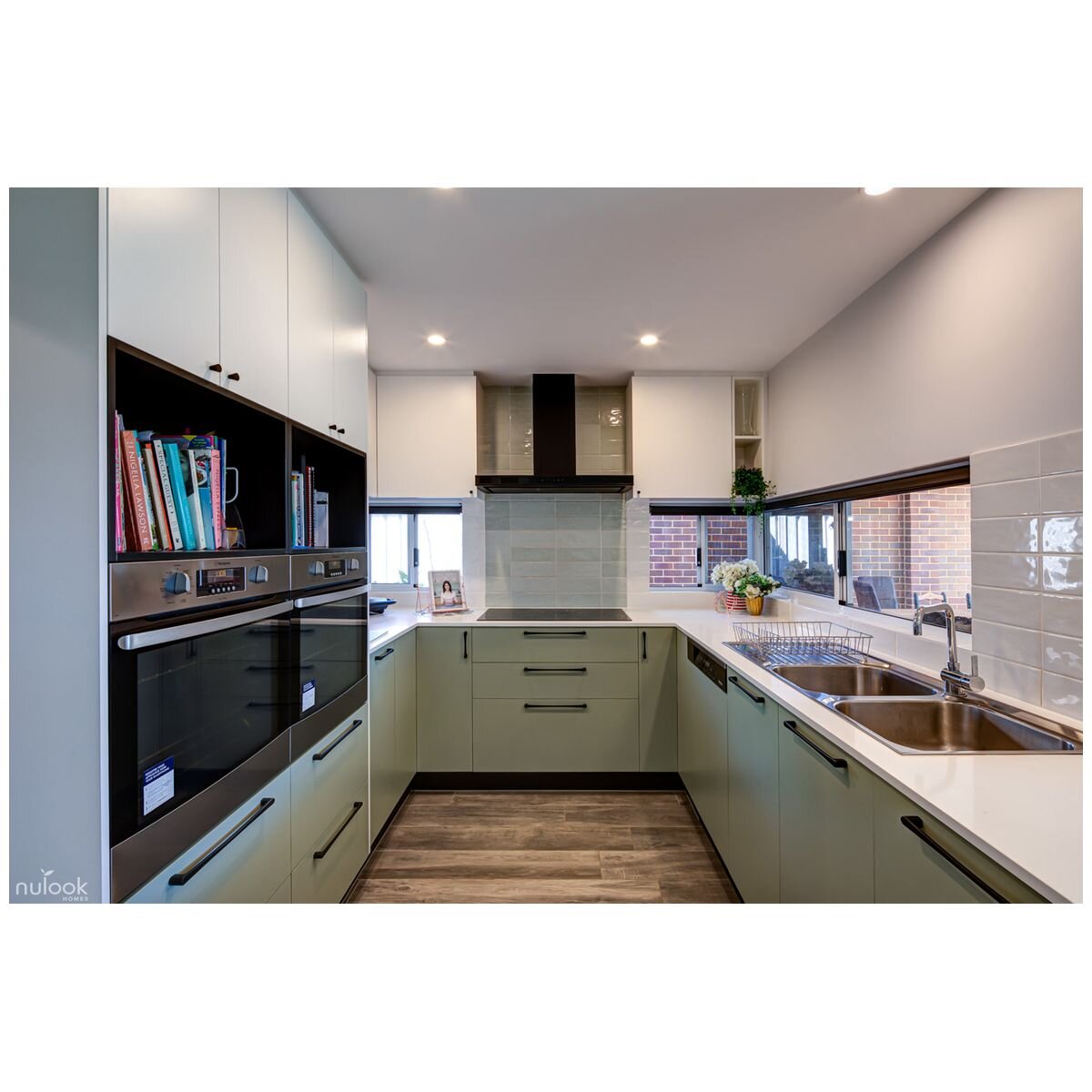 Schweigen 90cm Wall Mounted Canopy Rangehood - Black - 900m³/h - Perimeter Aspiration - DS3326B-9STPAK