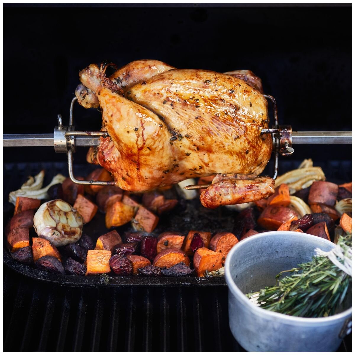 Masterbuilt Gravity Series rotisserie - two spit rods, electric motor, adjustable meat claws - MB20091220