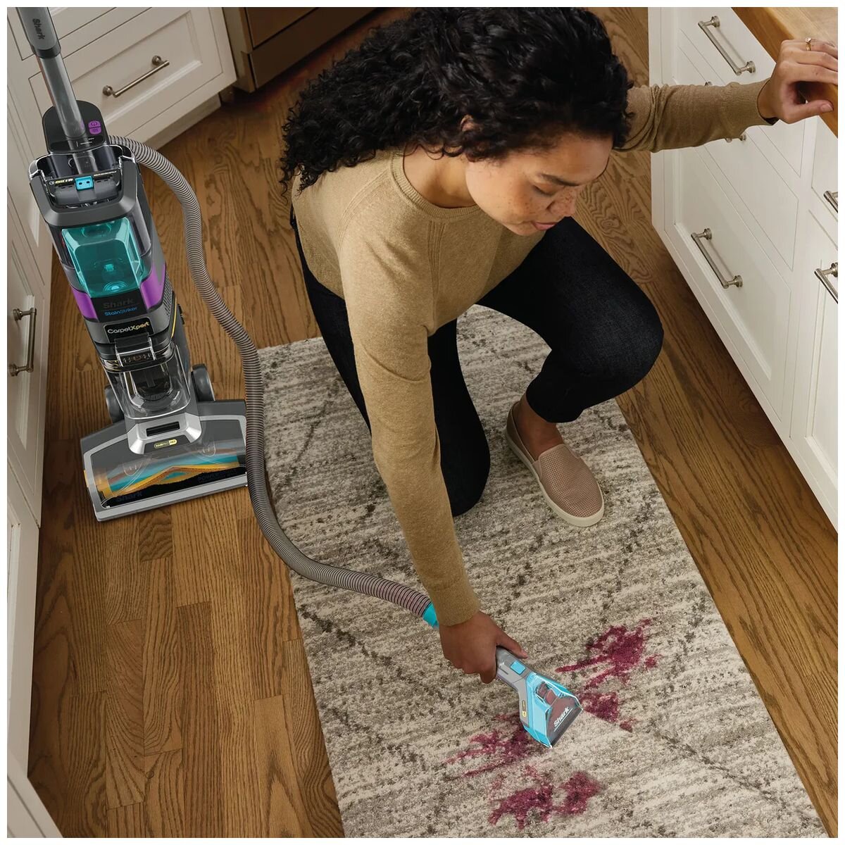 Shark upright cleaner with StainStriker and HairPro pet technology - bagless, 1000W - EX300