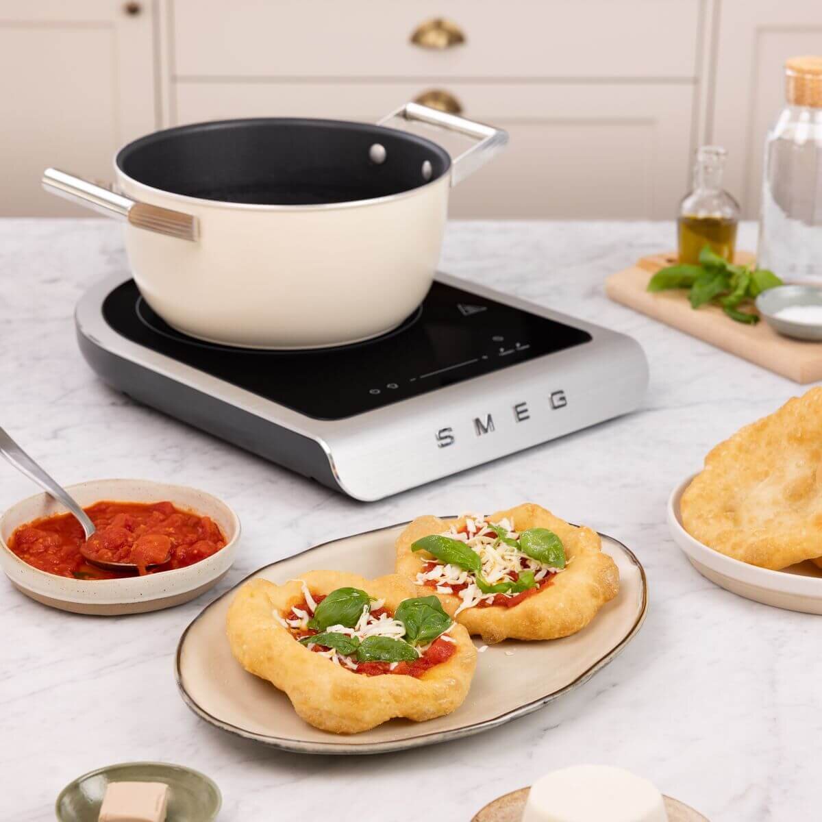 Smeg Portable Induction Hob - Temperature Probe, Nine Power Levels, Barbecue and Fry Programs - PIC01BLMAU