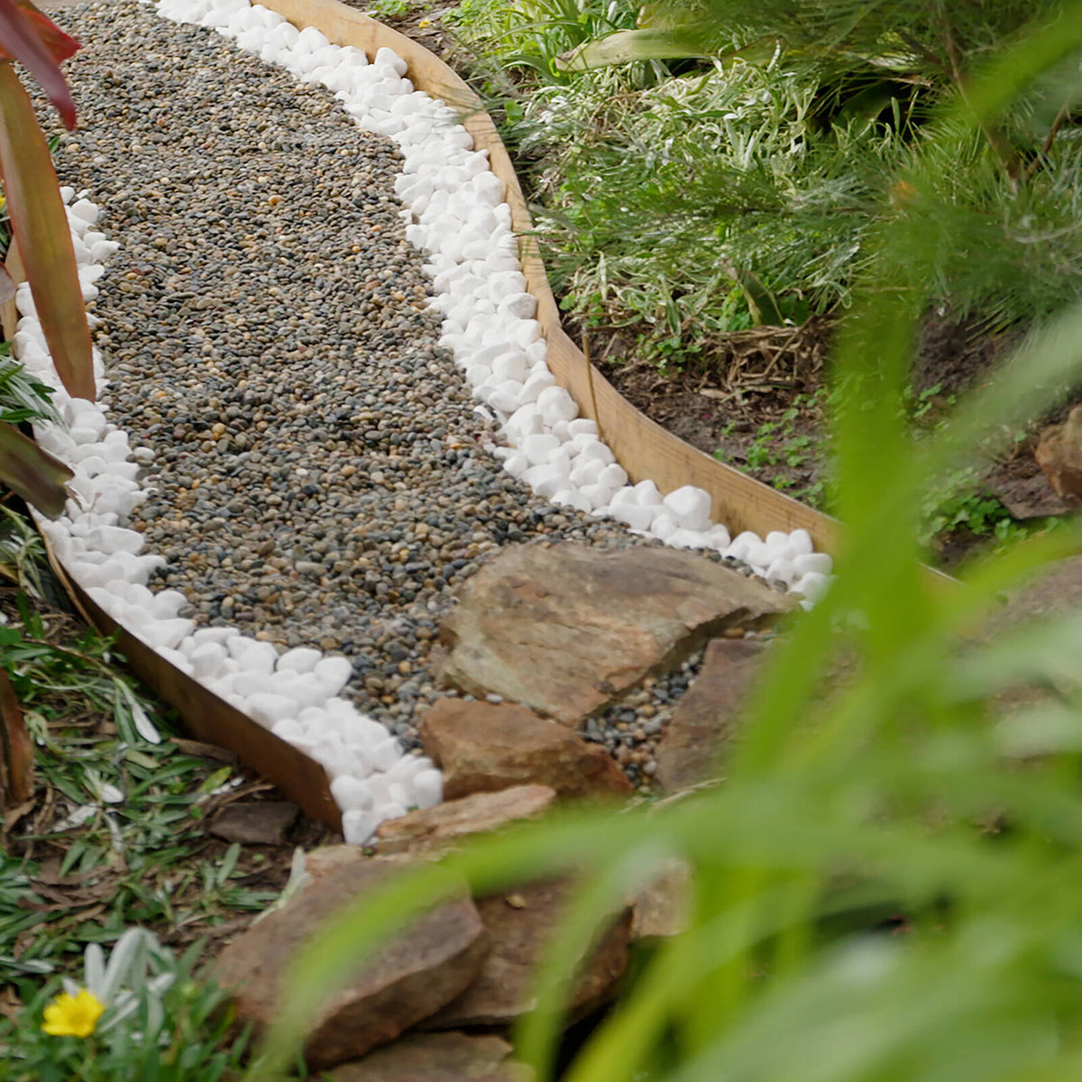 Jack 35-50mm Bright White Decorative Pebble, Garden Edging Stone