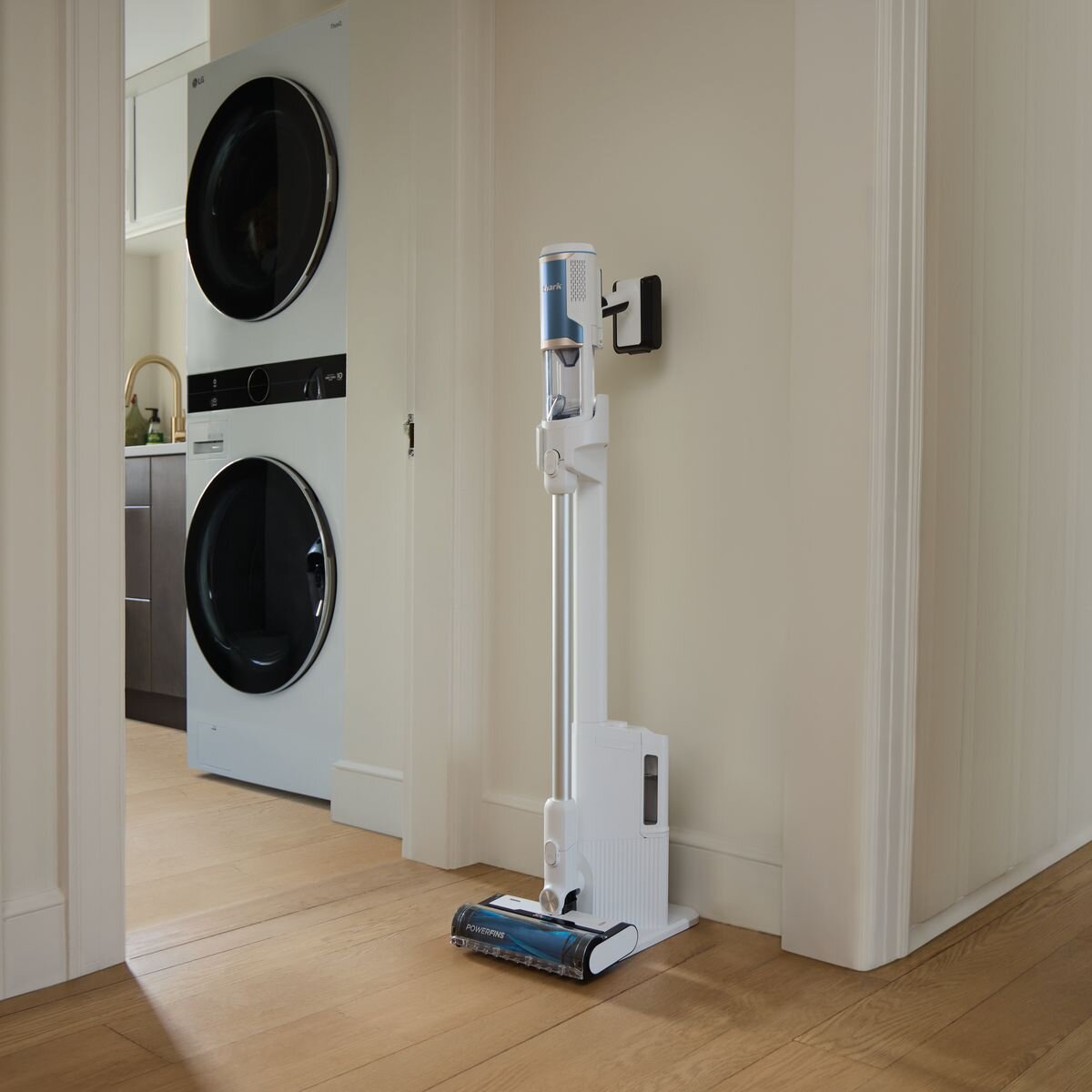 Shark Clean and Empty cordless stick vacuum - 1.3L auto-empty base, up to 40 minutes, handheld mode - BU3521
