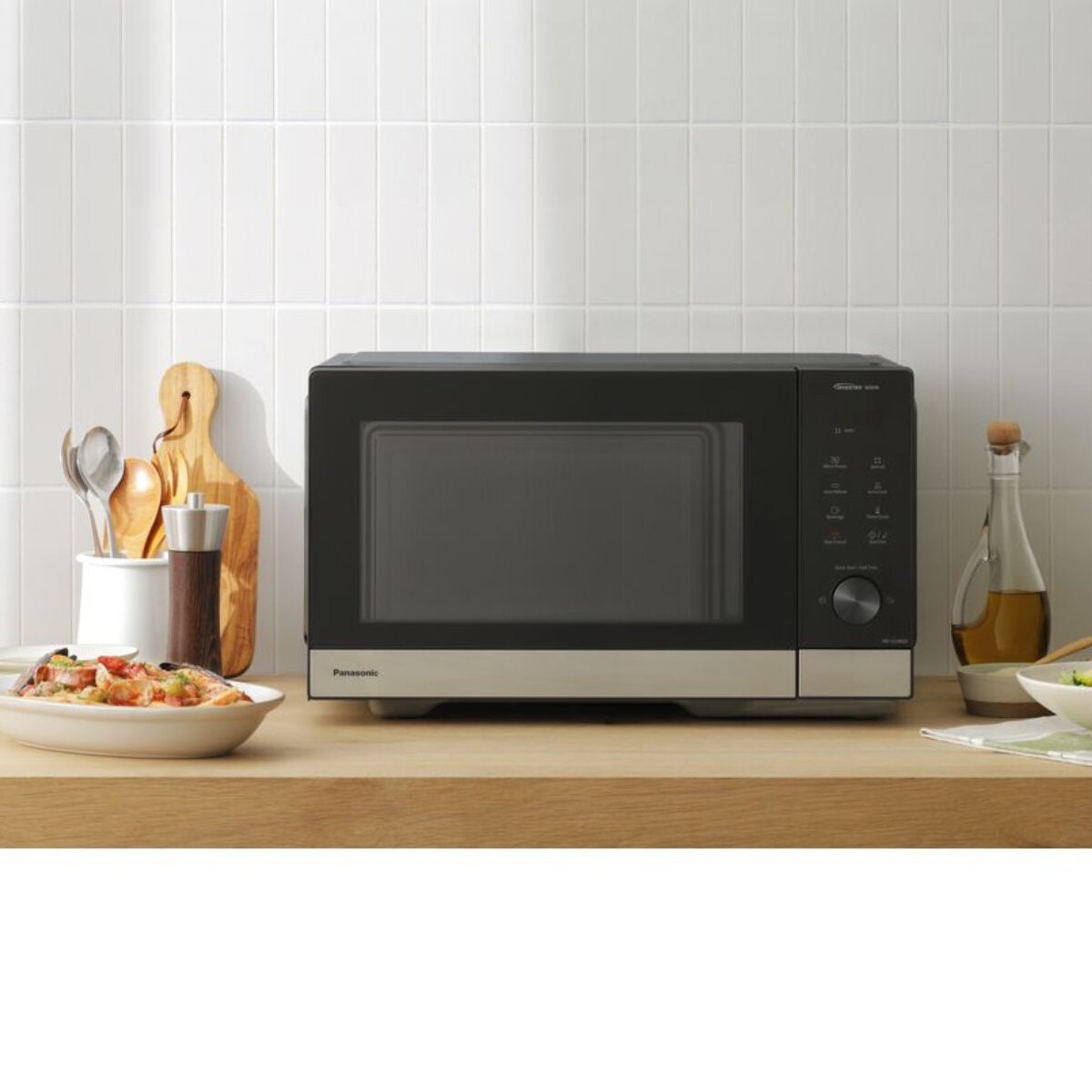 Panasonic 29L inverter microwave oven - 1000W, black with stainless steel trim, 17 auto menus - NN-SD38QSQPQ