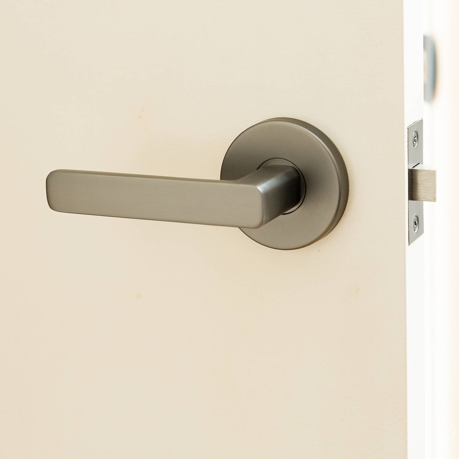 Ikonic San Fran Passage Lever Set Gunmetal Zinc
